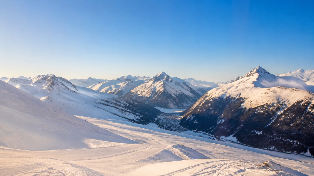 Die Parsenn-Abfahrt oberhalb von Davos mit Blick auf die weißen Bündner Berge