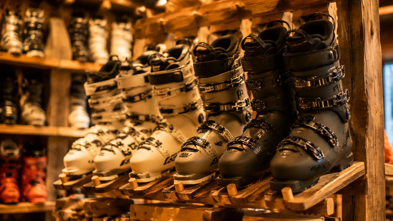 Ein Paar Skischuhe mit geschlossenen Schnallen im Skiverleih