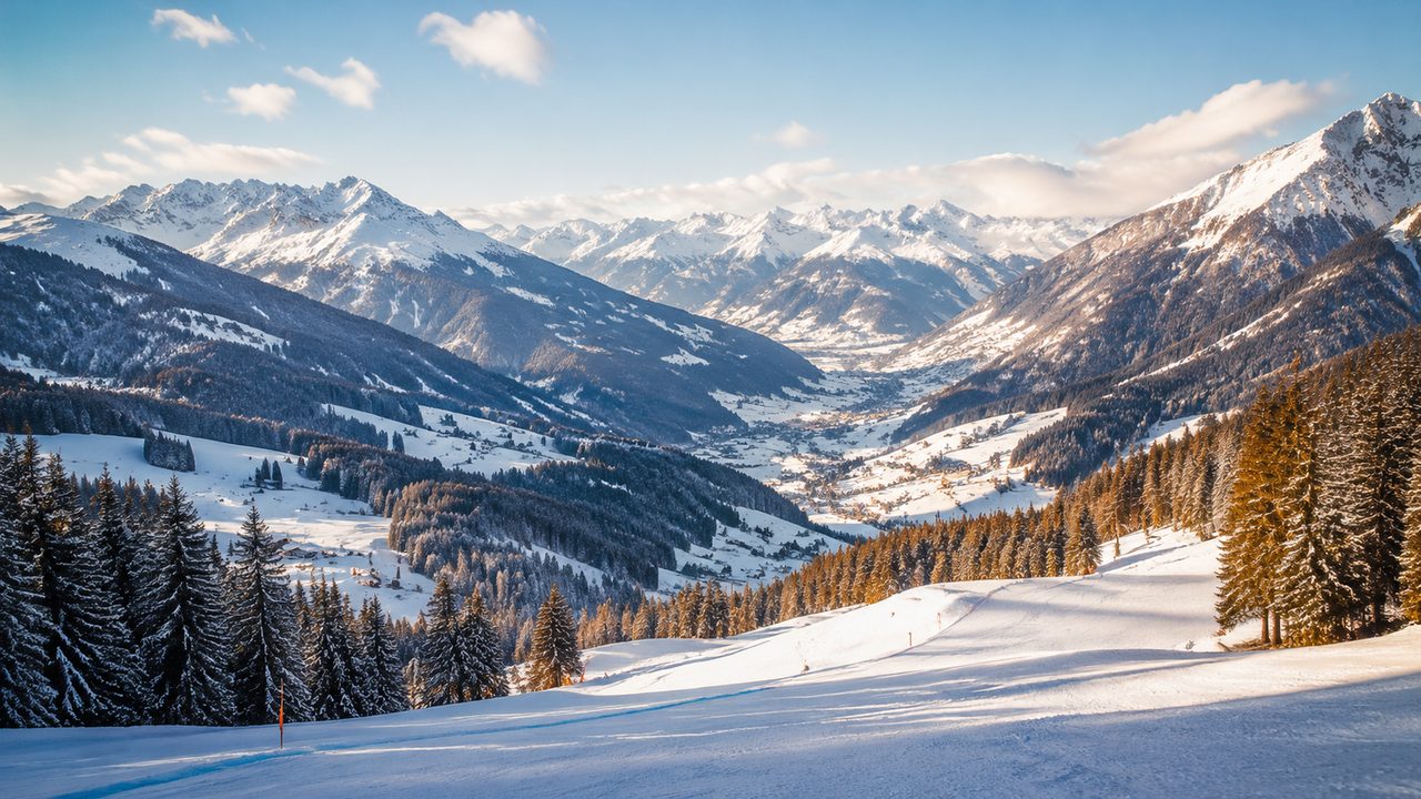 Kinder in einem Skikurs auf einem sonnigen Übungshang in Tirol