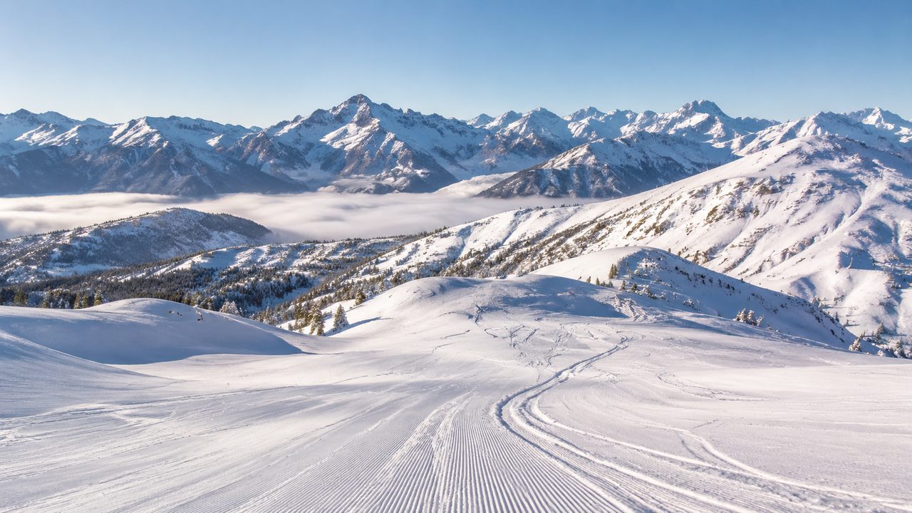 Ruhige, verschneite Hänge im Montafon mit Blick auf die Silvretta-Berge