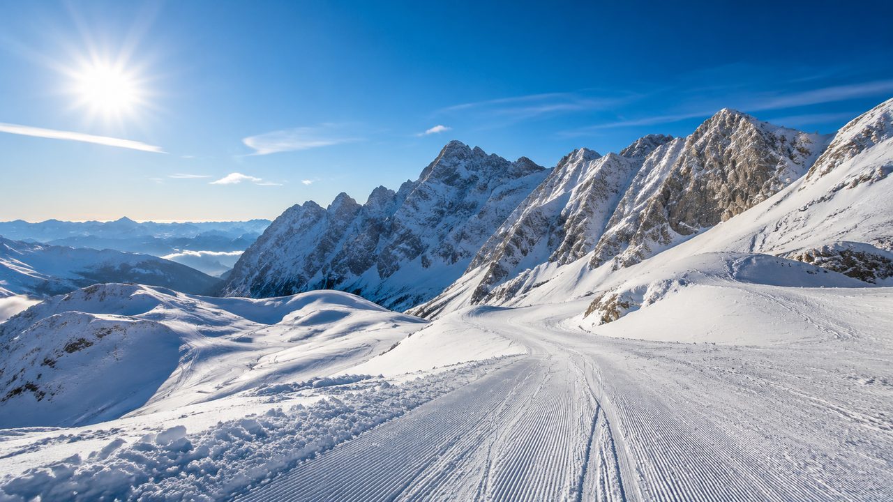Pisten auf dem verschneiten Zugspitzplatt mit Blick auf die Zugspitze